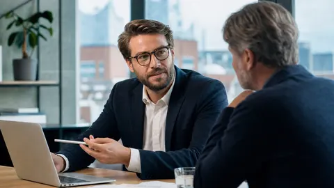 Förderung für Digitalisierung in NRW: Berater erläutert einem Unternehmer die Schritte eines Förderprogramms für ein Automatisierungsvorhaben