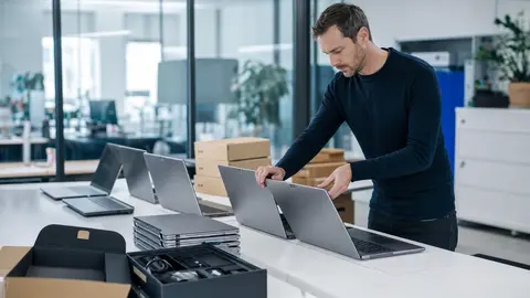 Windows-10-Support-Ende: IT-Techniker richtet im Unternehmen neue Notebooks für den Umstieg auf Windows 11 ein