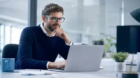 Microsoft Copilot im Mittelstand: Büromitarbeiter prüft KI-gestützte Vorschläge am Laptop
