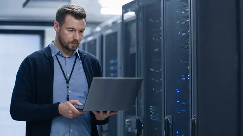 Windows Server Support-Ende: IT-Administrator plant im Serverraum die Migration auf einen aktuellen Server