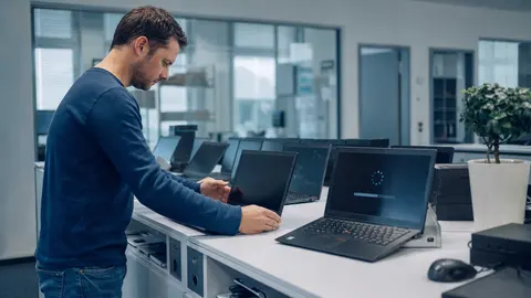 Windows Autopilot einrichten: IT-Administrator bereitet neue Business-Laptops für die automatische Bereitstellung über Microsoft Intune vor