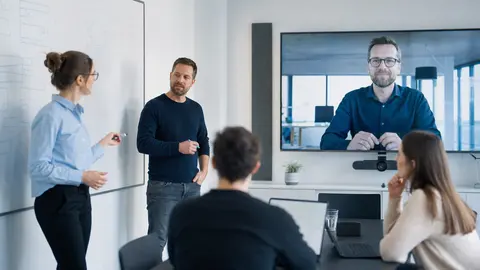 Eigene IT-Abteilung oder Dienstleister: kleines internes IT-Team am Whiteboard, ein externer Berater ist per Bildschirm zugeschaltet