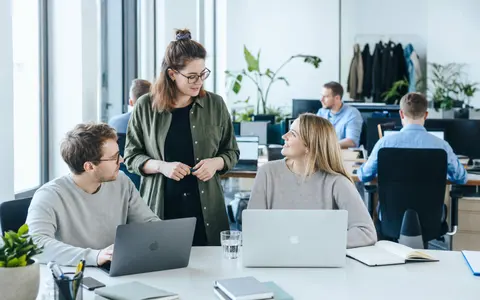 Mitarbeitende eines mittelständischen Unternehmens im Büro — persönliche IT-Betreuung durch Lota Engineering Düsseldorf