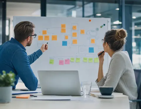 Mitarbeitende arbeiten mit Microsoft Teams auf einem Laptop in einem Düsseldorfer Büro