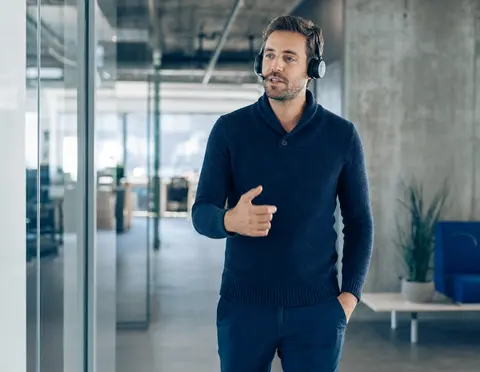 Arbeitsplatz mit Headset und VoIP-Softphone in einem Düsseldorfer Büro